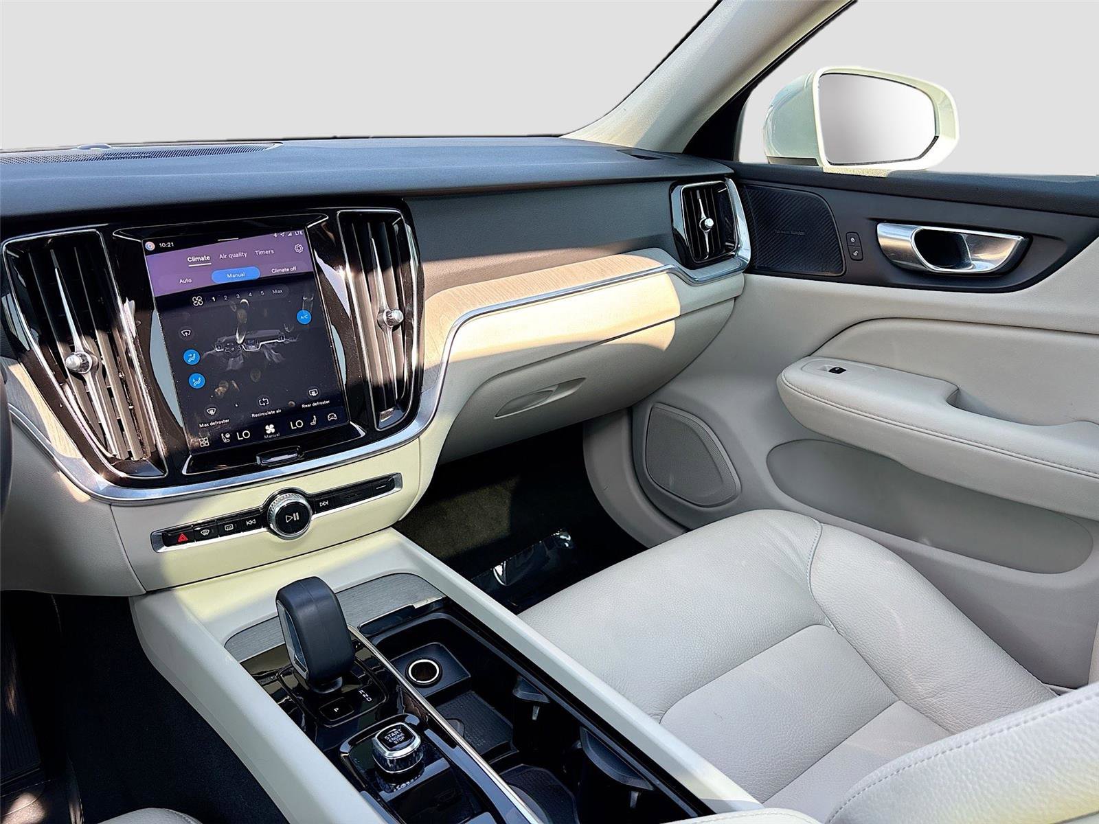 Used 2025 Volvo V60 B5 Cross Country Plus image 24