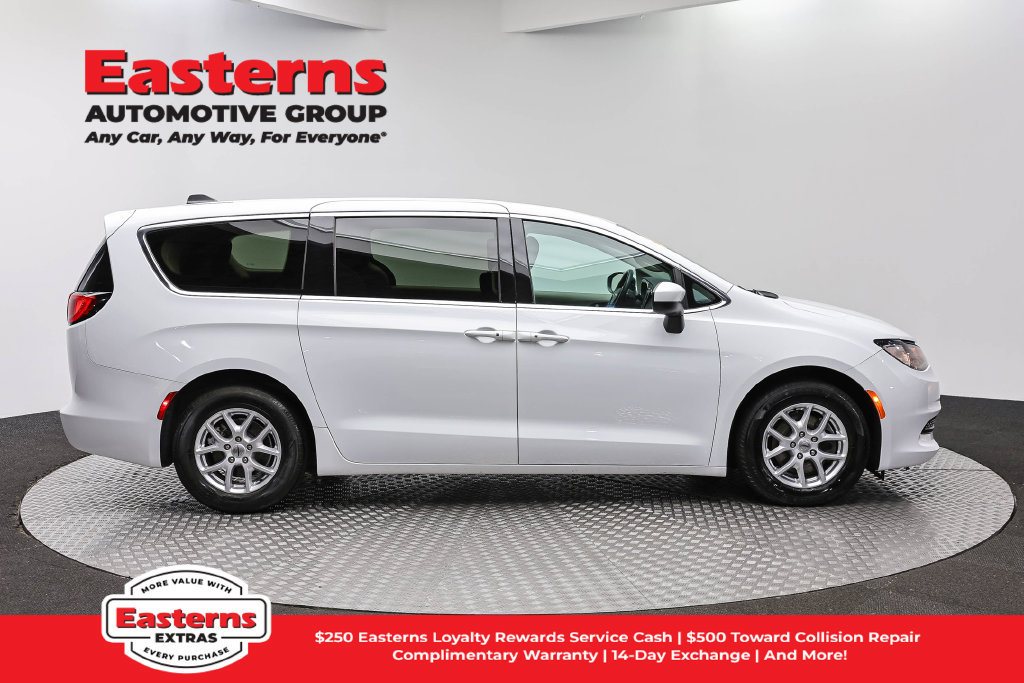 Used 2022 Chrysler Voyager LX FWD image 5