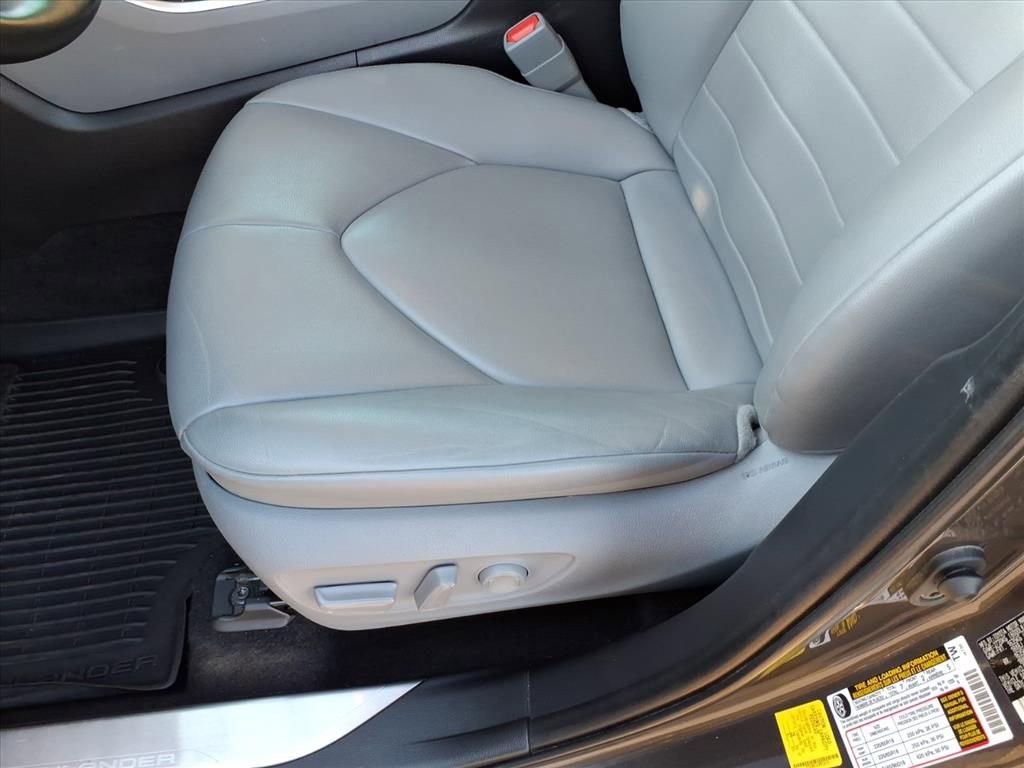 Used 2023 Toyota Highlander XLE image 24