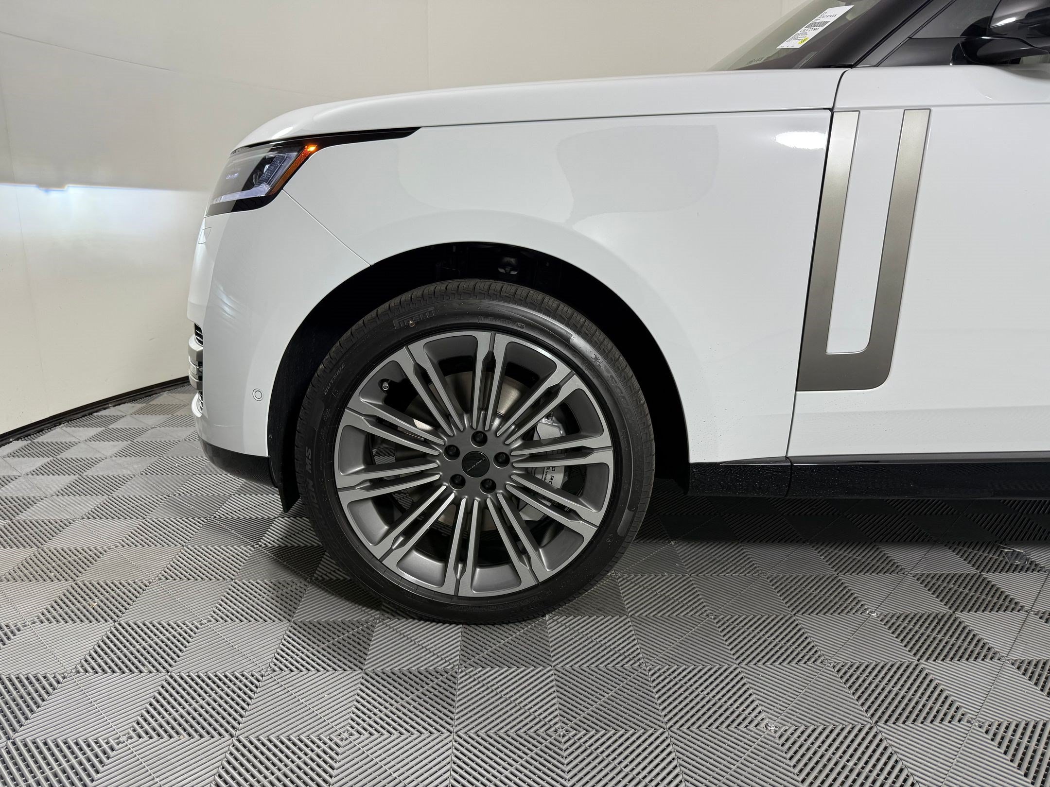 New 2026 Land Rover Range Rover Long Wheelbase SE AWD/4WD image 12