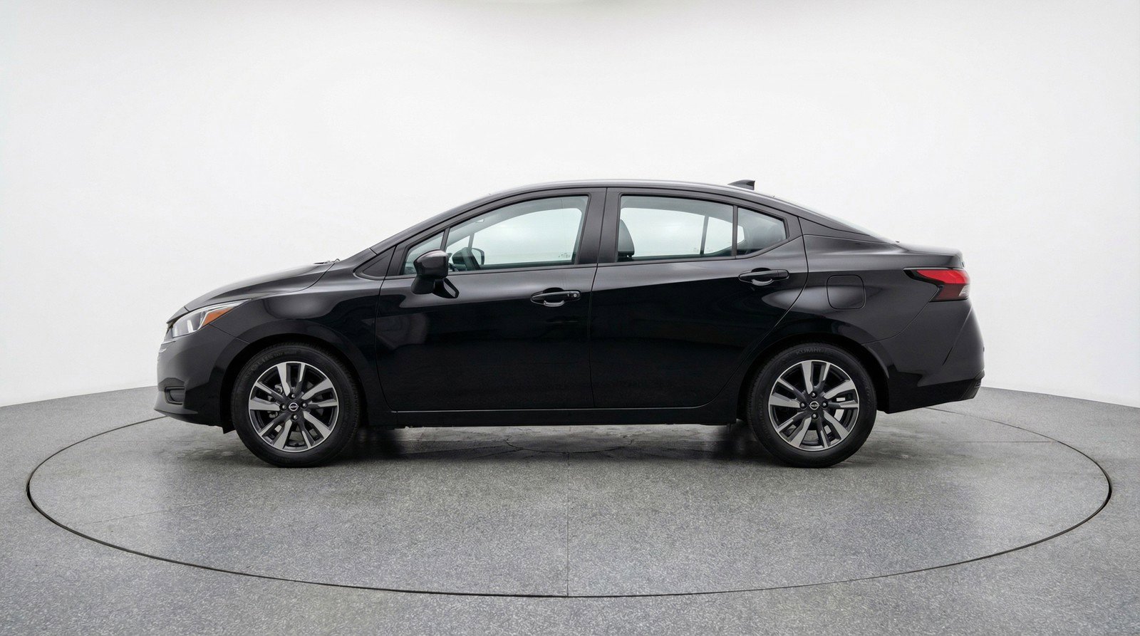 Used 2025 Nissan Versa SV image 5