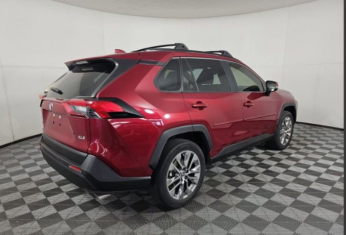 Used 2020 Toyota RAV4 XLE Premium FWD image 2