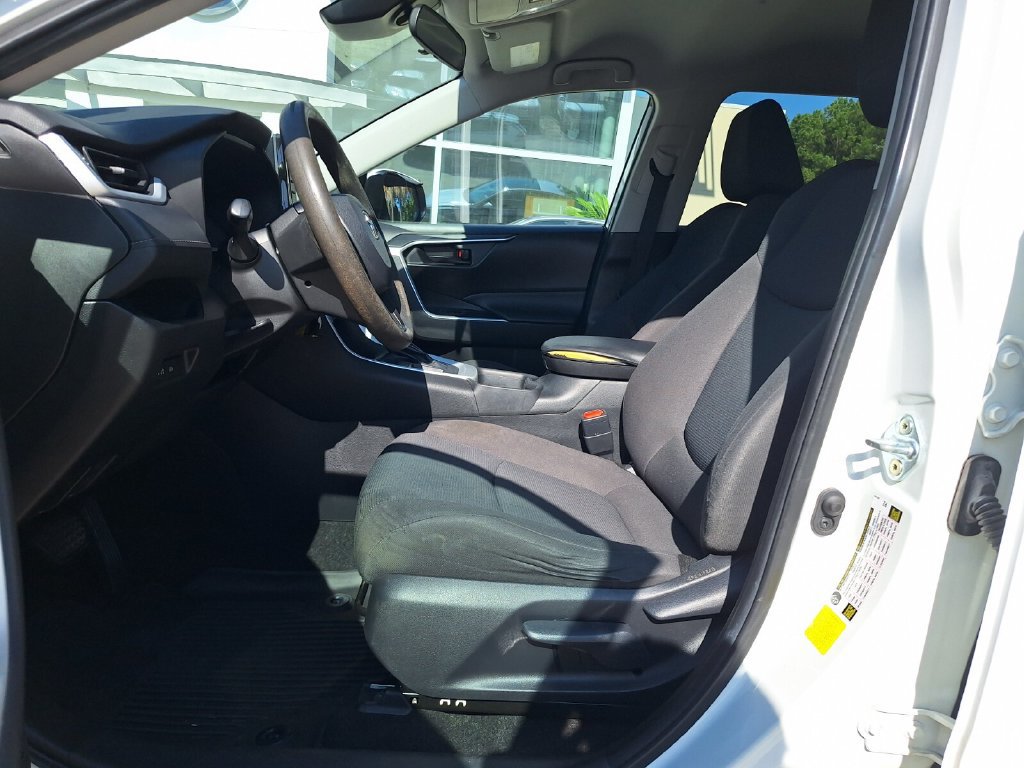 Used 2021 Toyota RAV4 LE FWD image 11