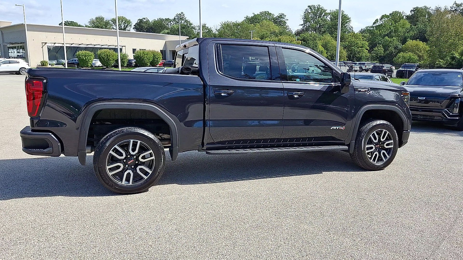 Used 2023 GMC Sierra 1500 AT4 w/ AT4 Premium Package AWD/4WD image 9