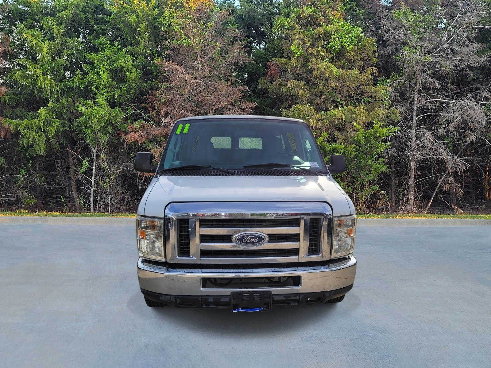 Used 2011 Ford E-350 and Econoline 350 XLT image 2
