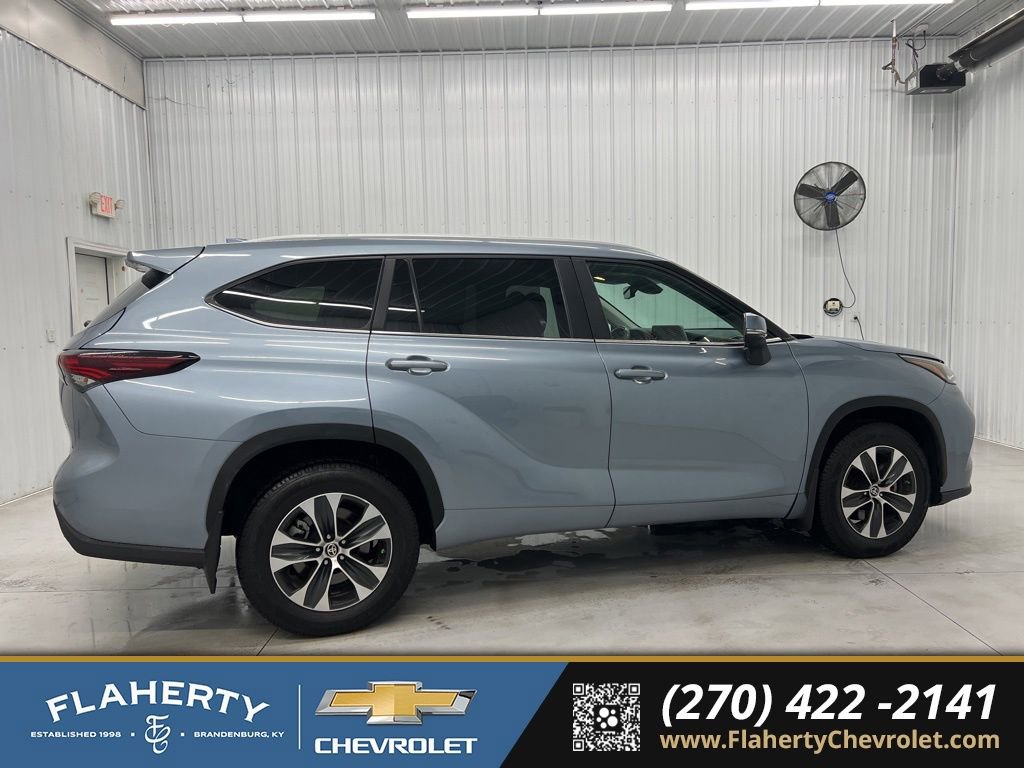 Used 2024 Toyota Highlander XLE video 2