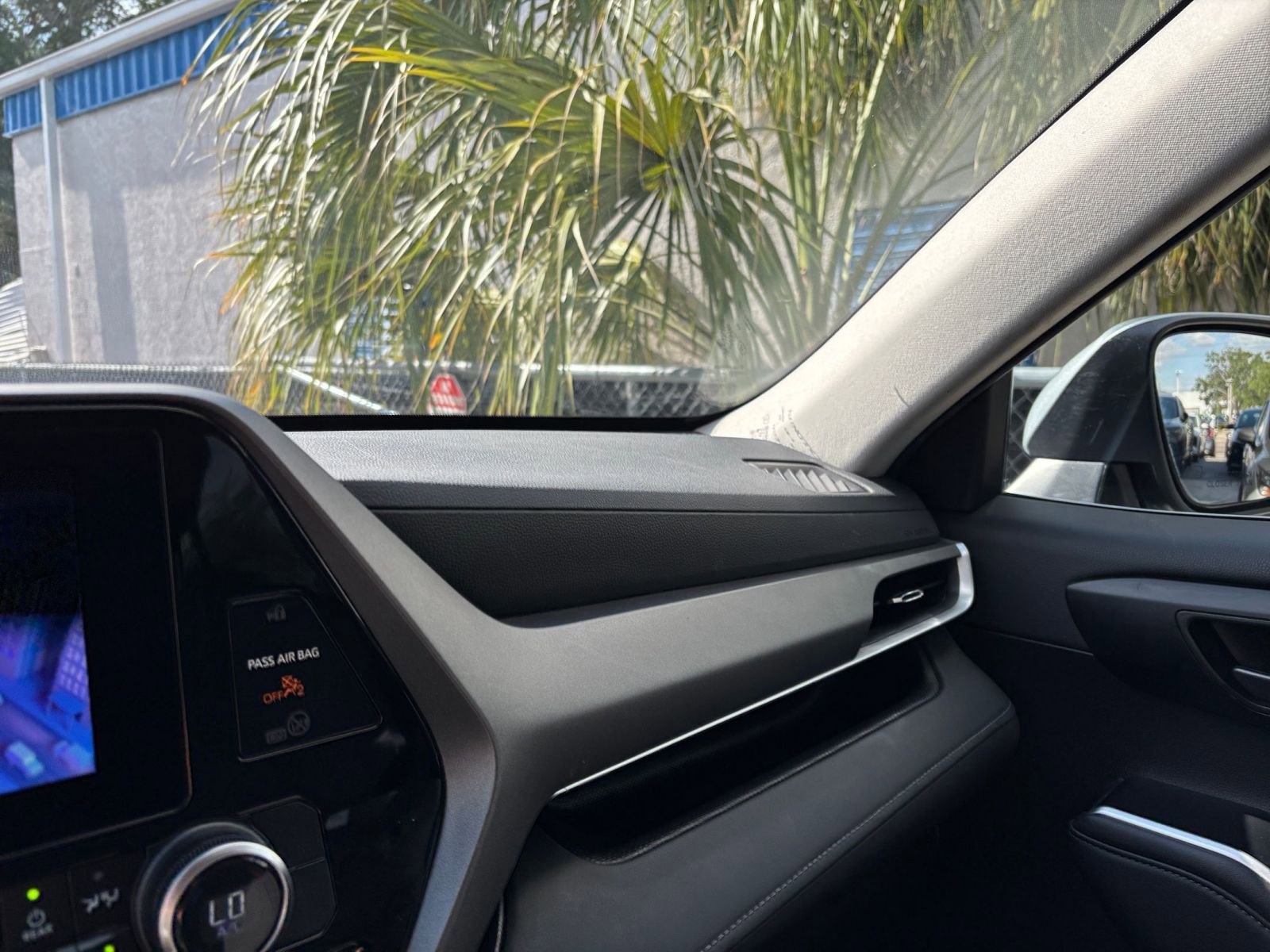 Used 2025 Toyota Highlander LE FWD image 37