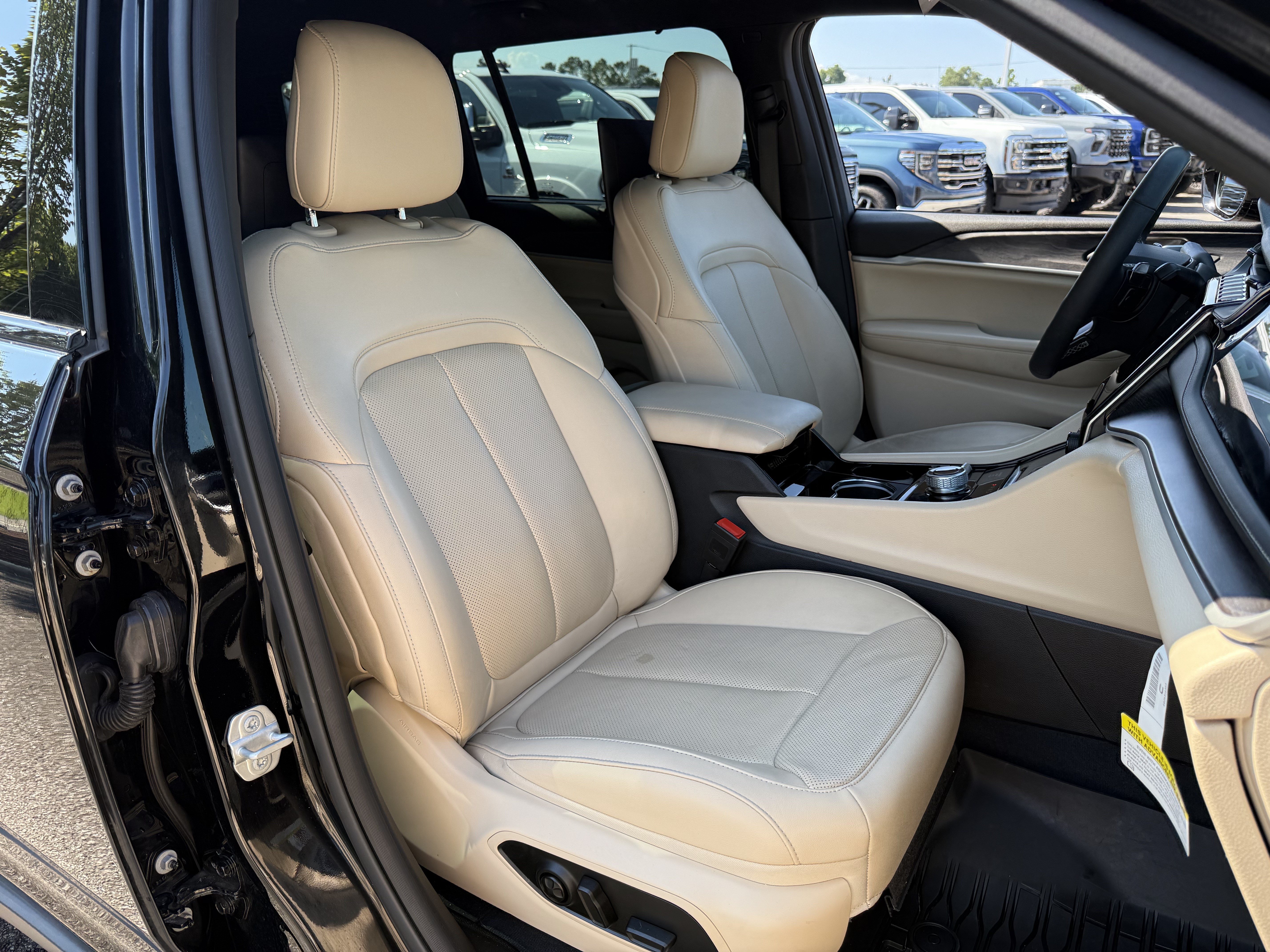 Used 2023 Jeep Grand Cherokee L Limited w/ Luxury Tech Group II AWD/4WD image 36