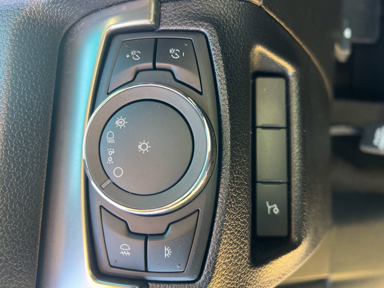 Used 2018 Ford Explorer XLT w/ Equipment Group 202A AWD/4WD image 35