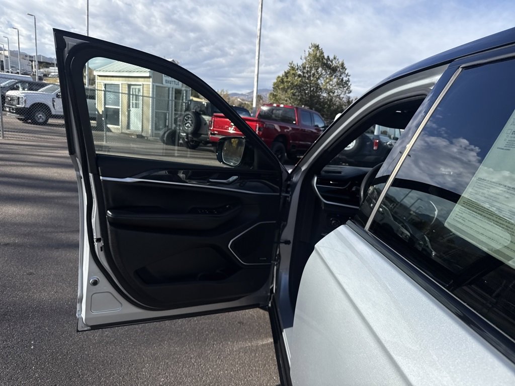 Used 2022 Jeep Grand Cherokee Trailhawk w/ Advanced Protech Group II image 10