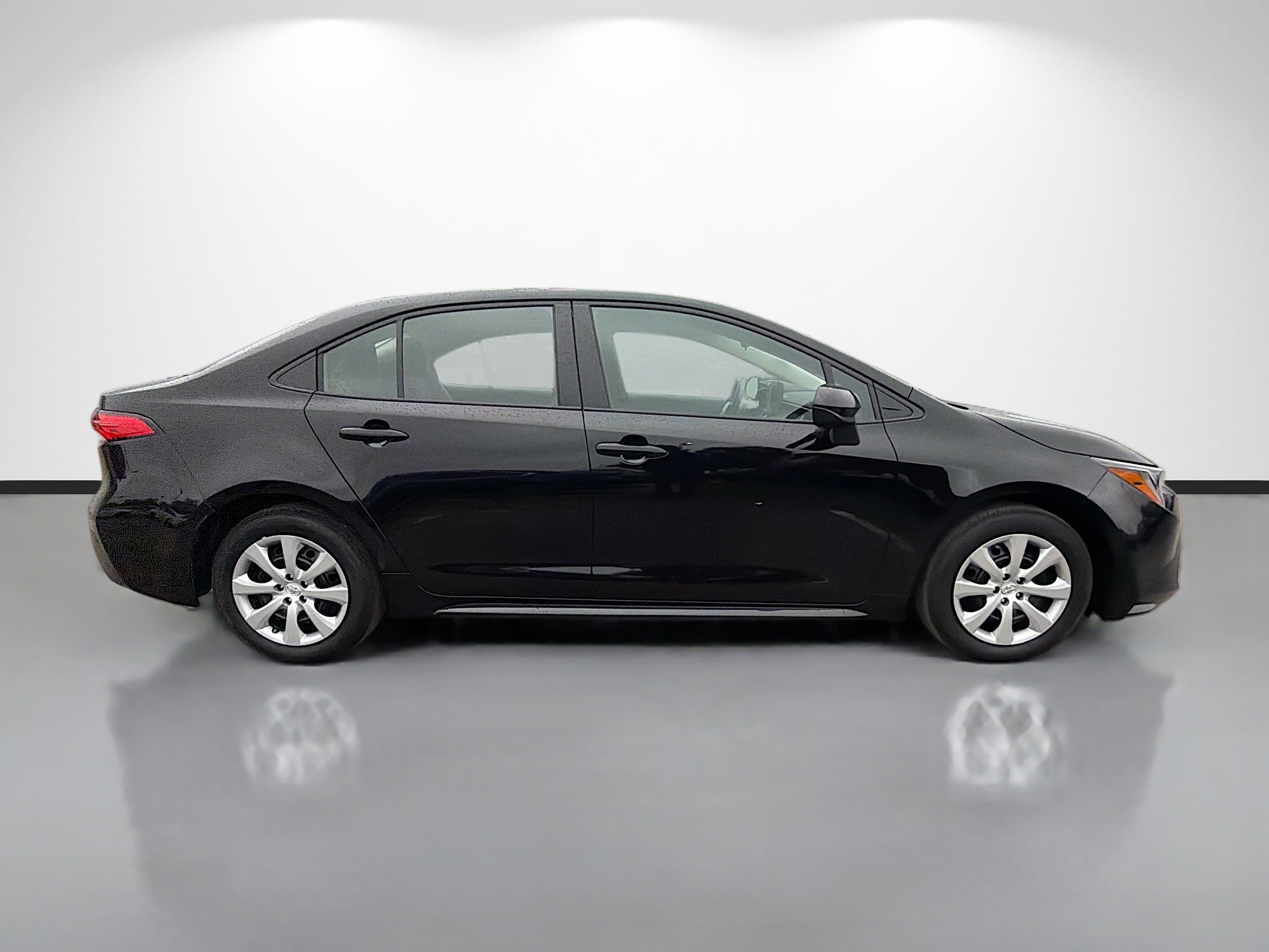 Used 2025 Toyota Corolla LE image 2