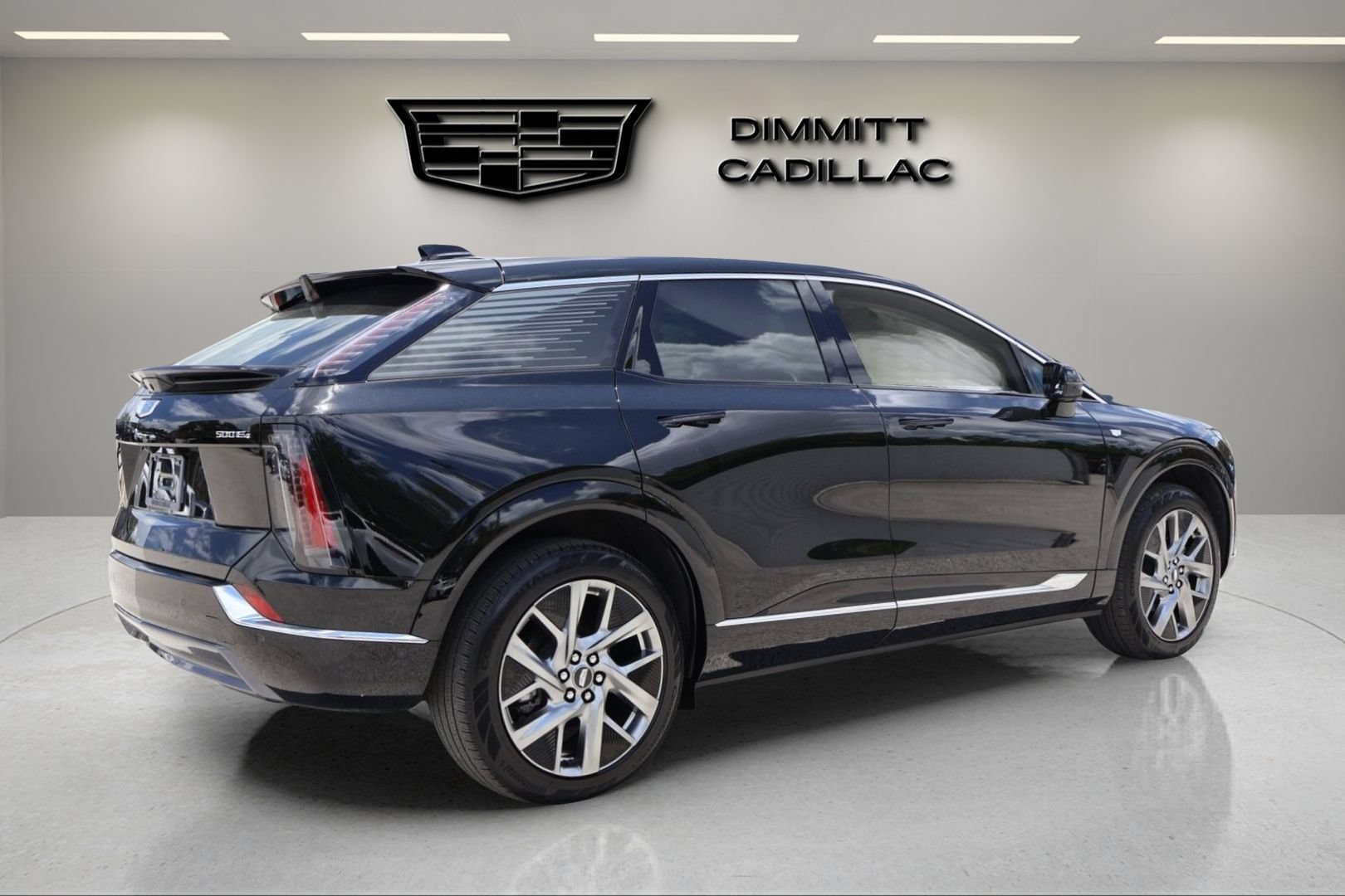 Certified 2025 Cadillac Optiq Luxury 2 w/ LPO, Floor Liner Package AWD/4WD image 5