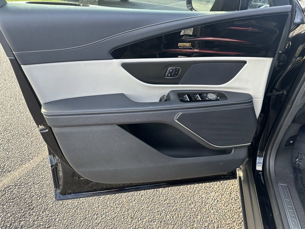 Used 2024 Lincoln Nautilus Premier image 10