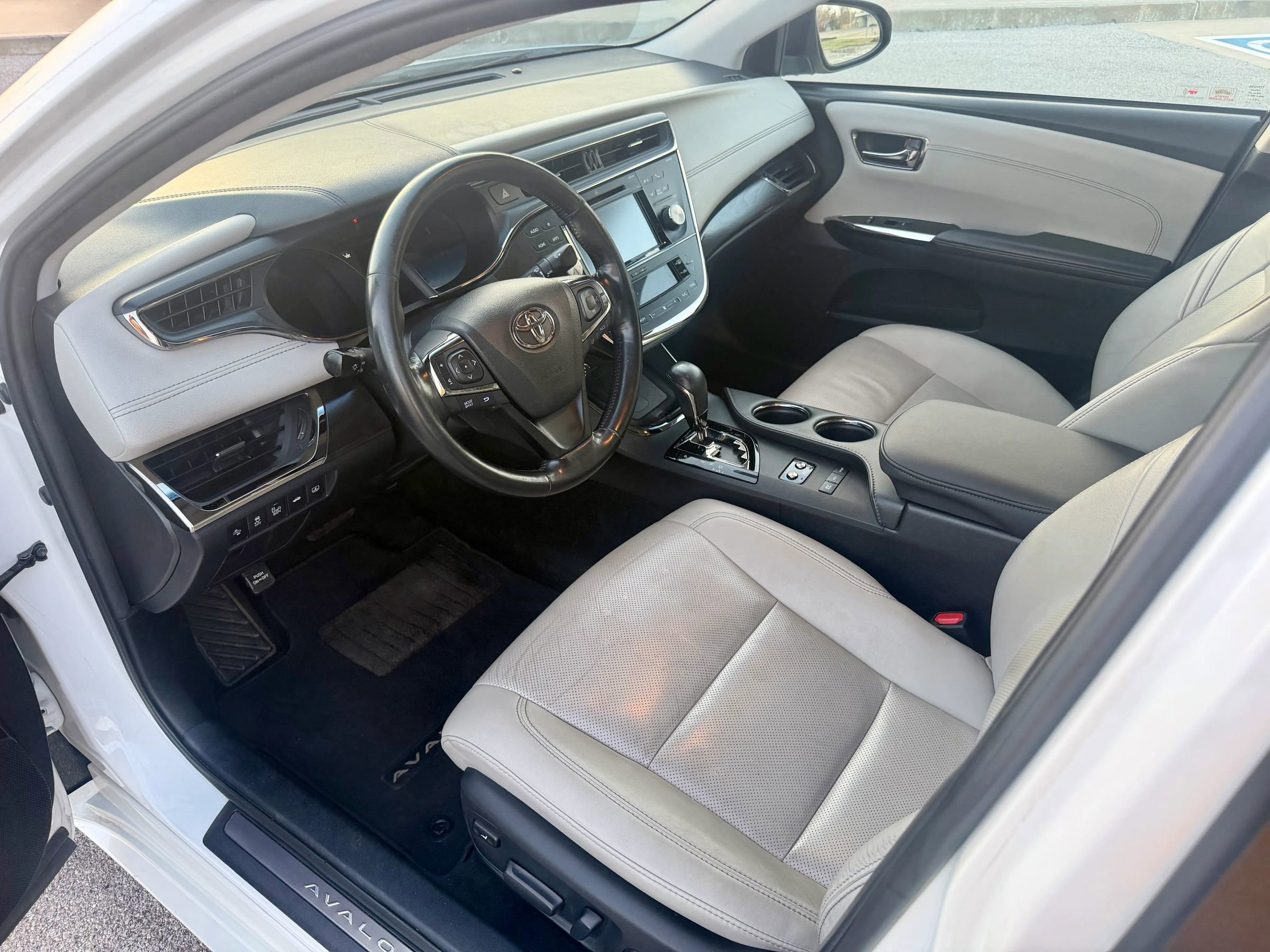 Used 2018 Toyota Avalon Limited FWD image 2