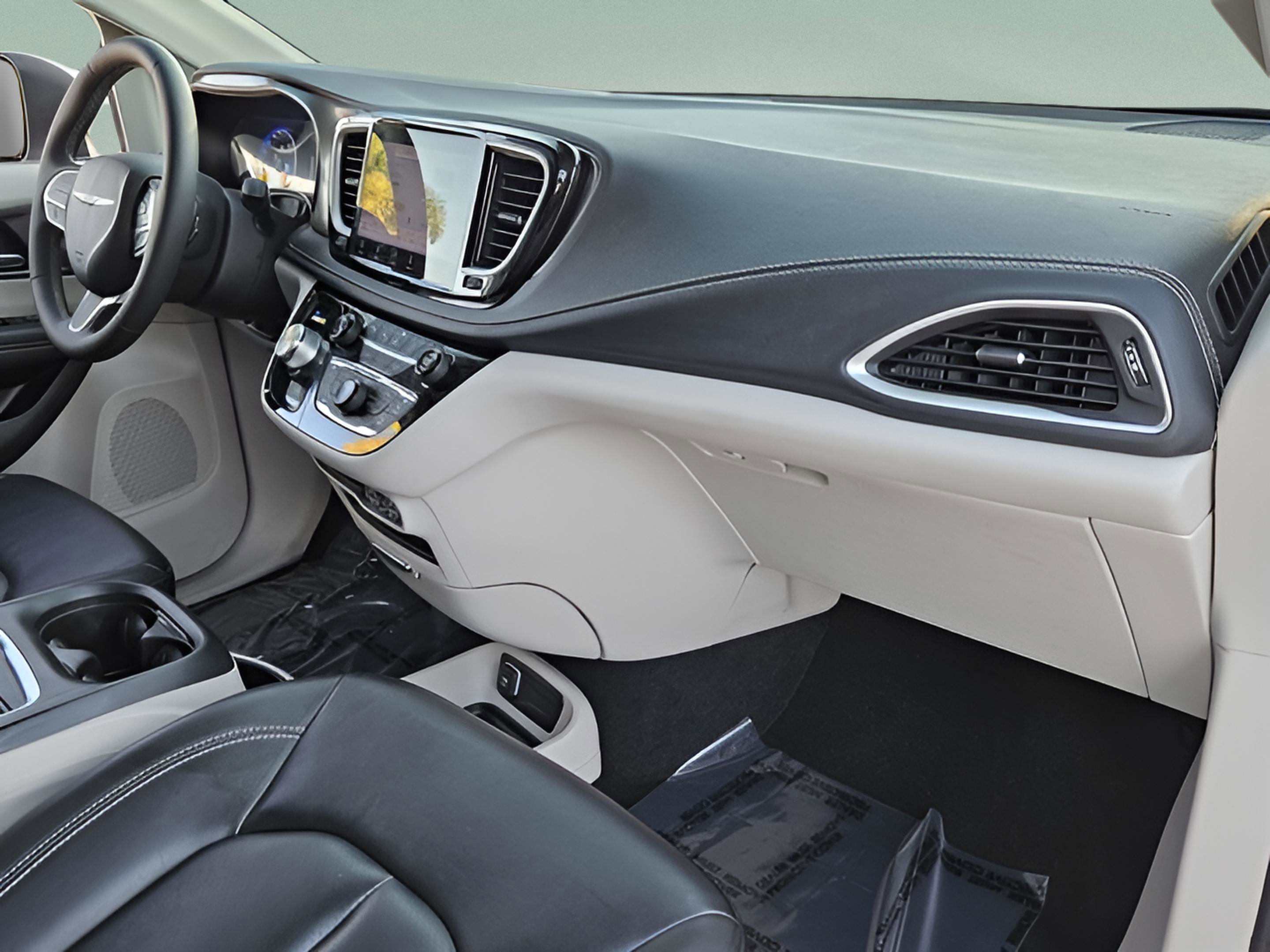 Used 2023 Chrysler Pacifica Touring-L image 15