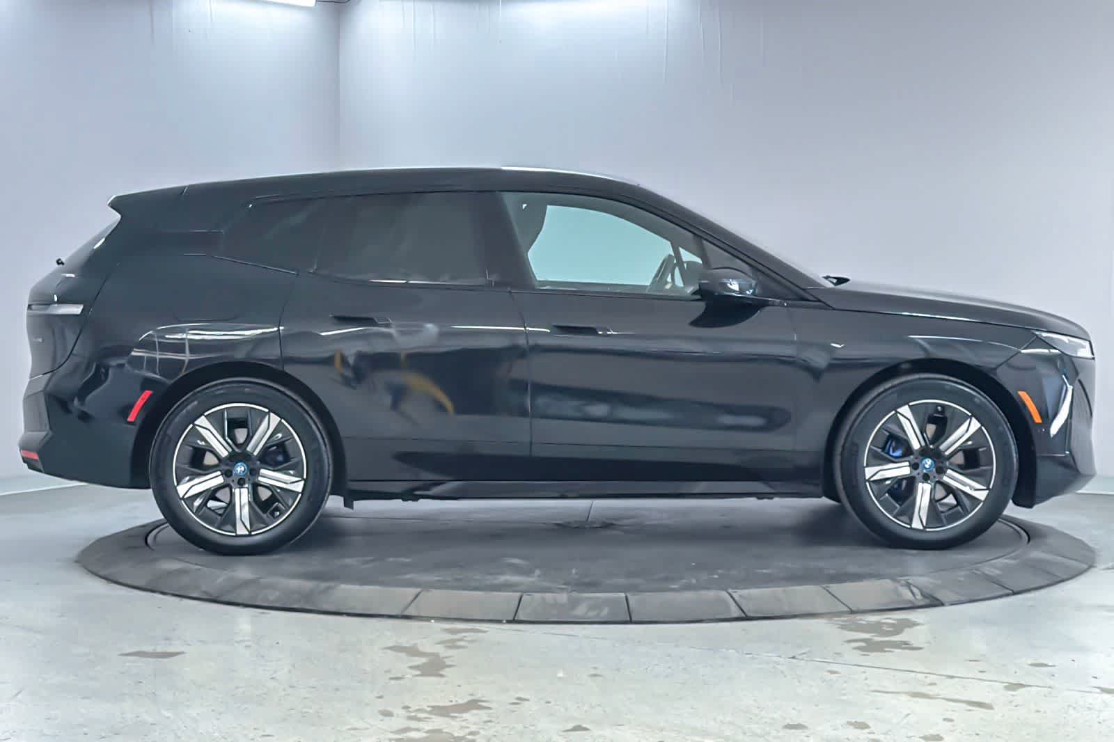 Used 2024 BMW iX xDrive50 w/ Sport Package AWD/4WD image 8