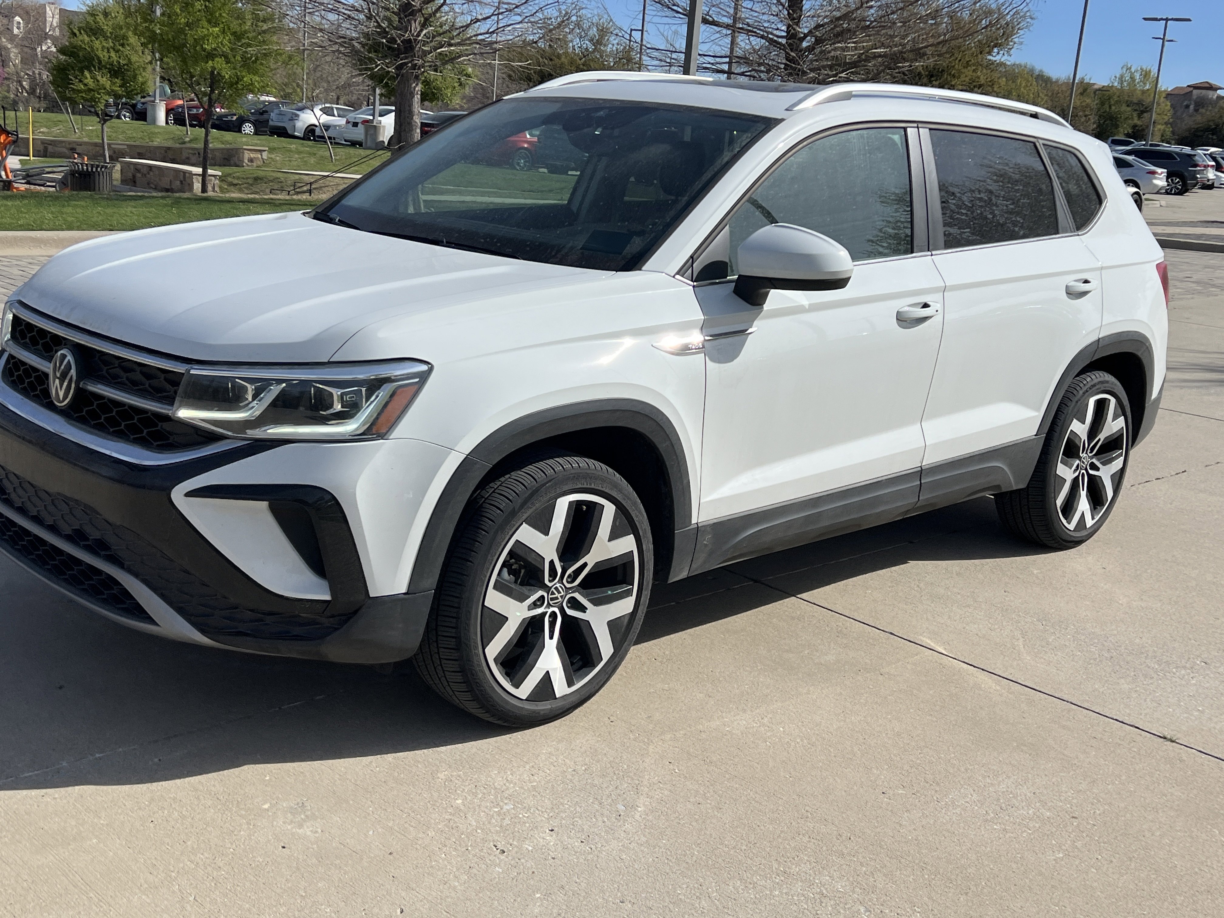 Certified 2023 Volkswagen Taos SEL image 5