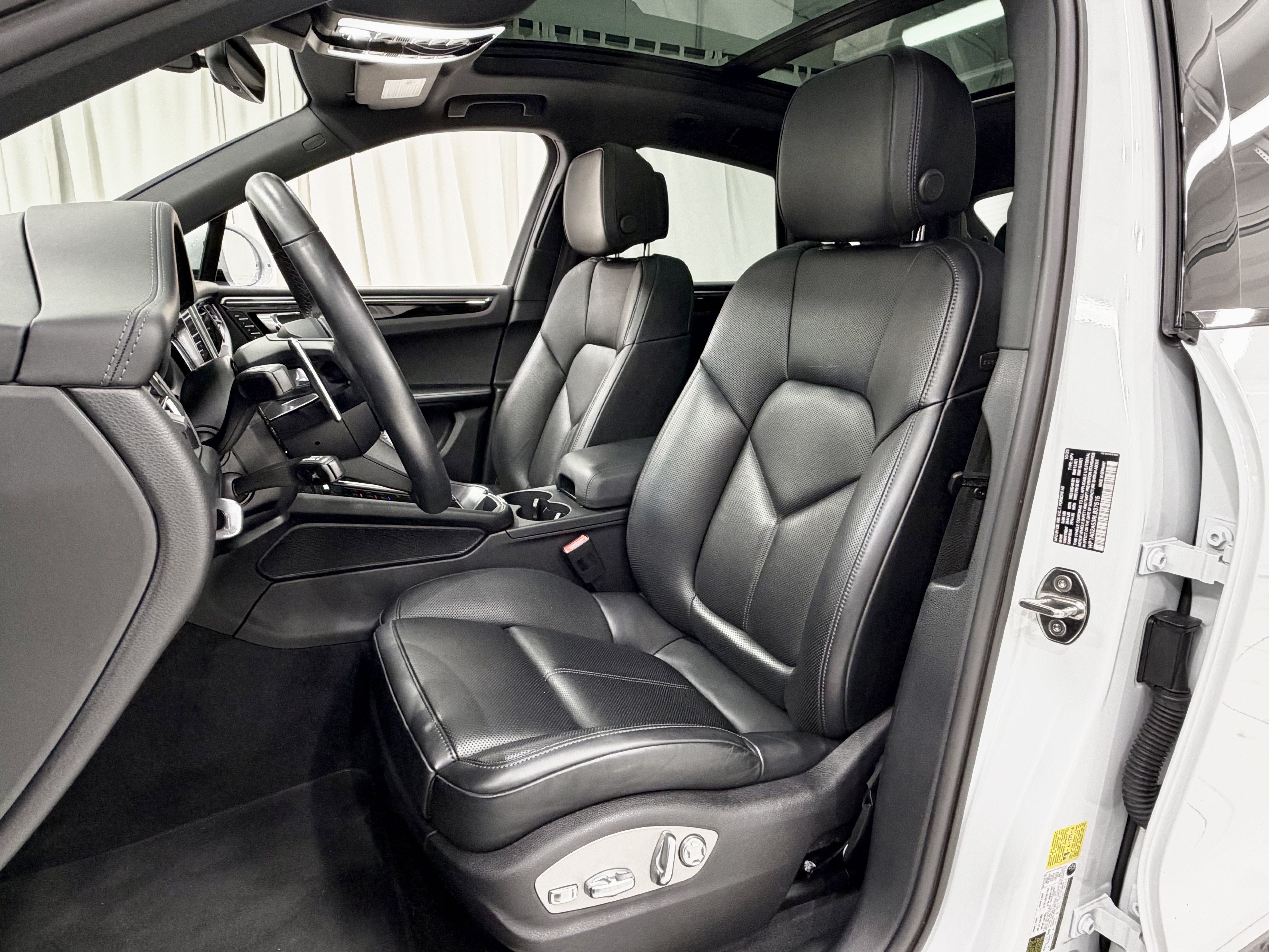 Certified 2024 Porsche Macan S AWD/4WD image 32
