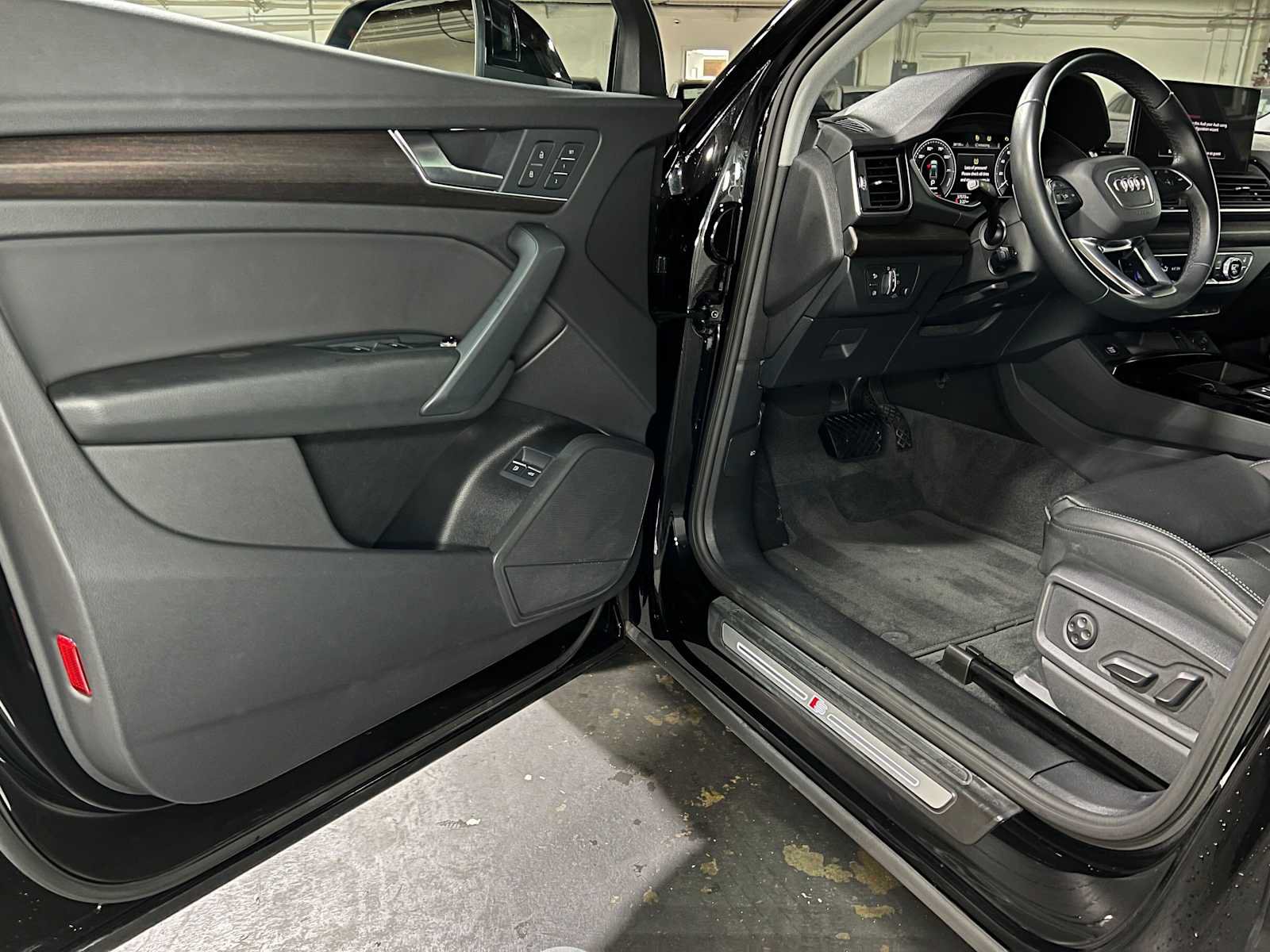 Used 2024 Audi Q5 e Premium w/ Convenience Package AWD/4WD image 19