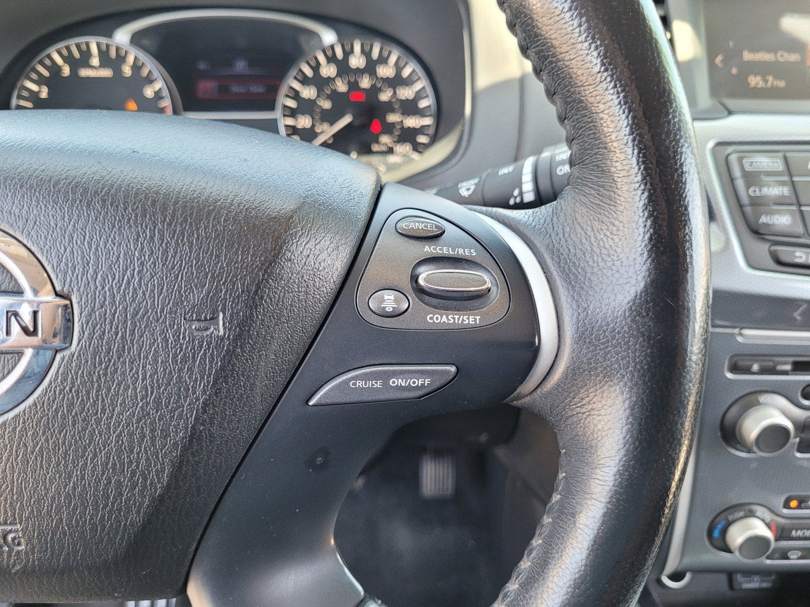 Used 2020 Nissan Pathfinder SL FWD image 24