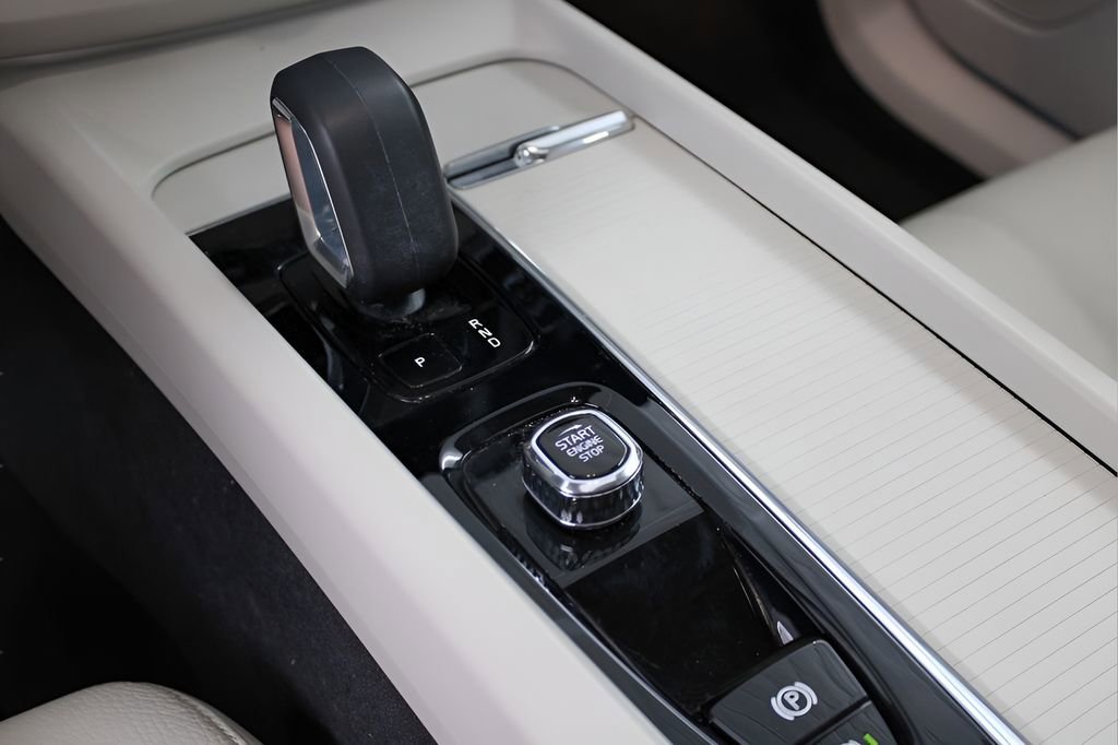 Used 2023 Volvo XC60 B5 Core w/ Climate Package AWD/4WD image 31