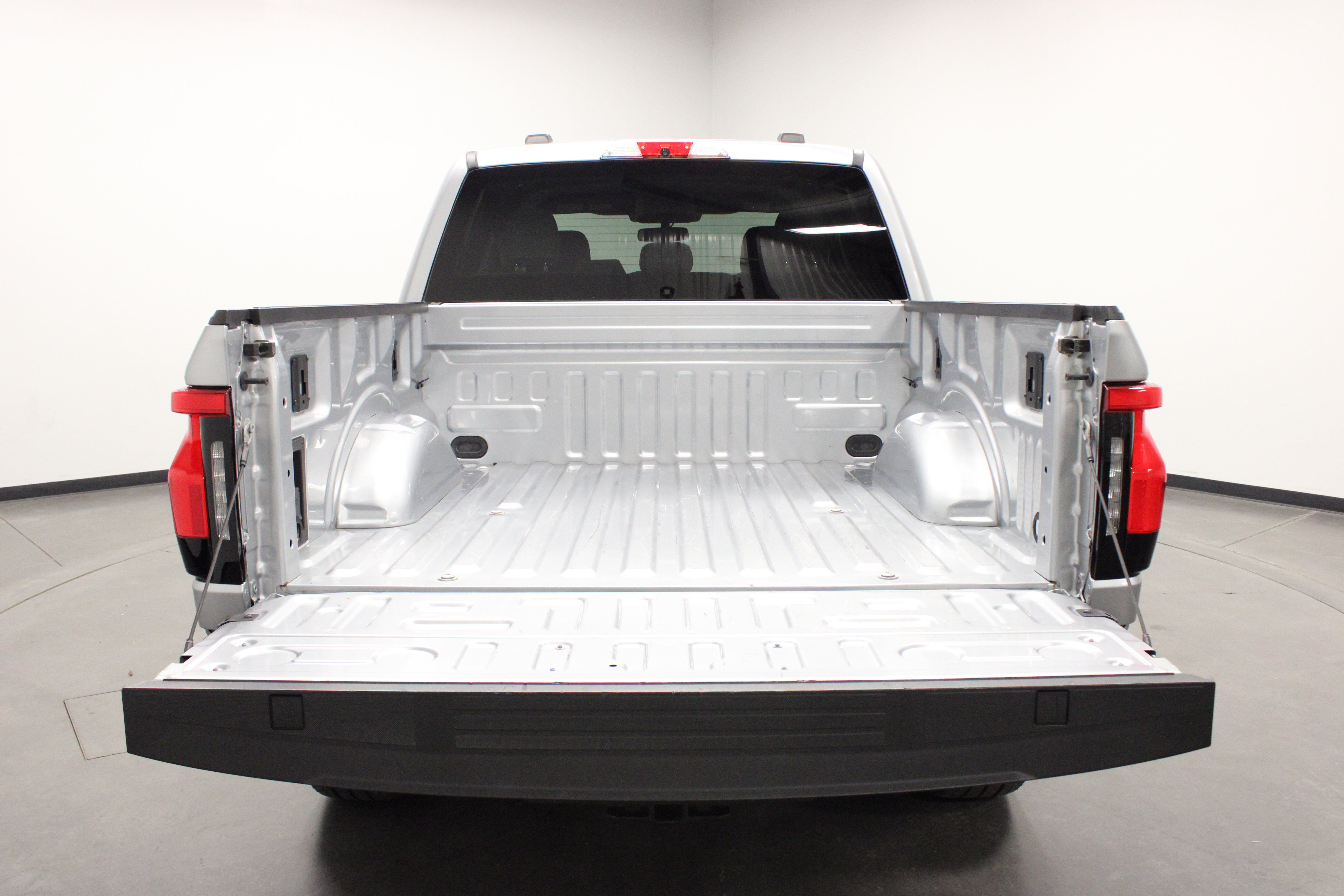 Used 2022 Ford F150 Lightning XLT AWD/4WD image 14