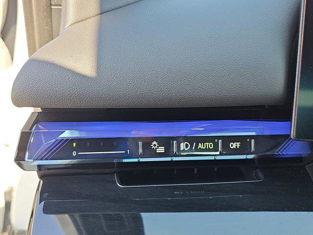 Used 2024 BMW 540i xDrive w/ Premium Package image 27