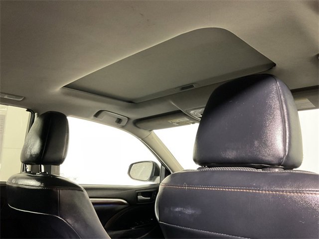 Used 2016 Toyota Highlander Limited image 2