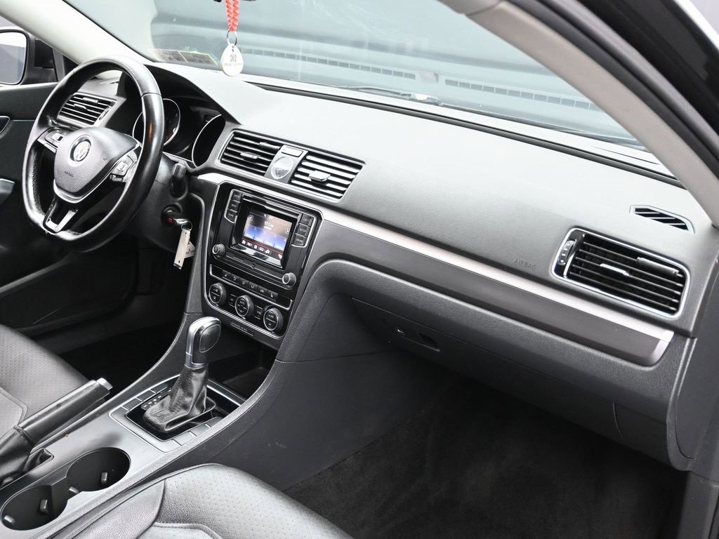 Used 2016 Volkswagen Passat 1.8T R-Line image 27