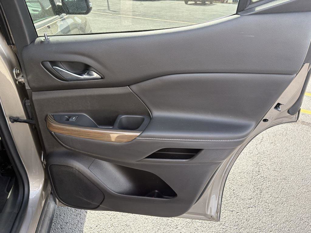 Used 2023 GMC Acadia SLE image 16