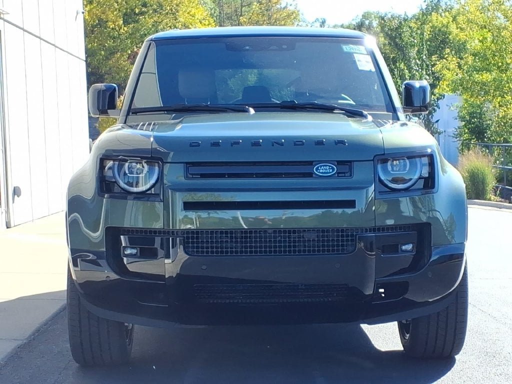 New 2026 Land Rover Defender 110 X-Dynamic SE AWD/4WD image 2