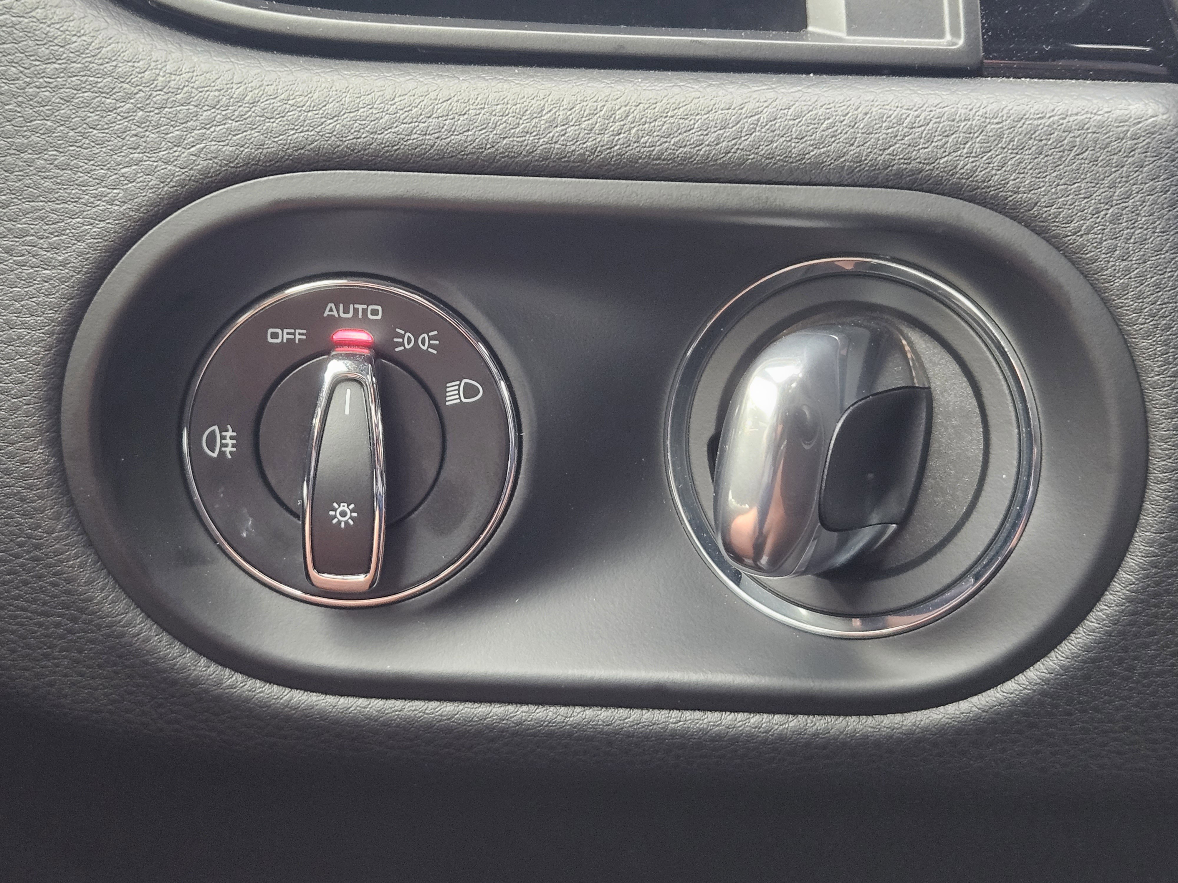 Certified 2025 Porsche Macan image 21