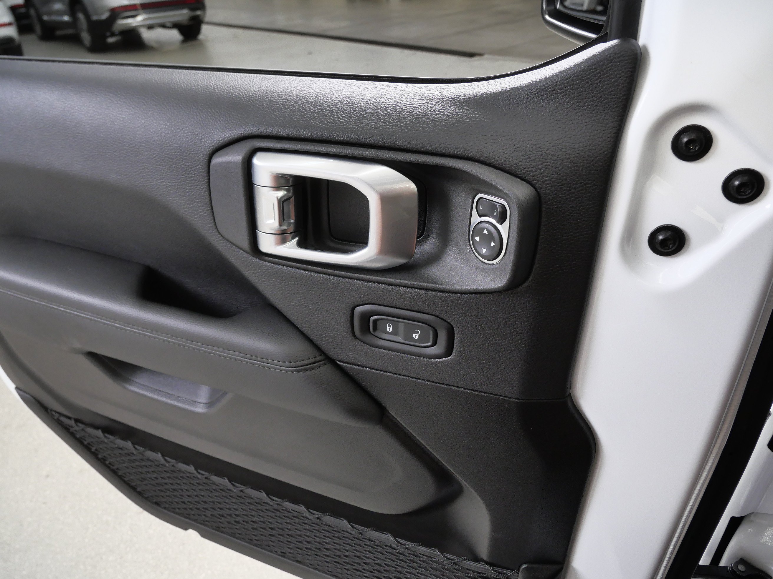 Used 2023 Jeep Wrangler Unlimited Sahara AWD/4WD image 34