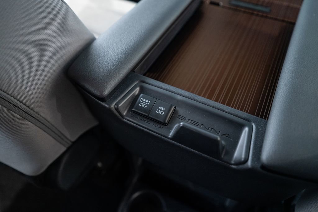 Certified 2023 Toyota Sienna LE image 34