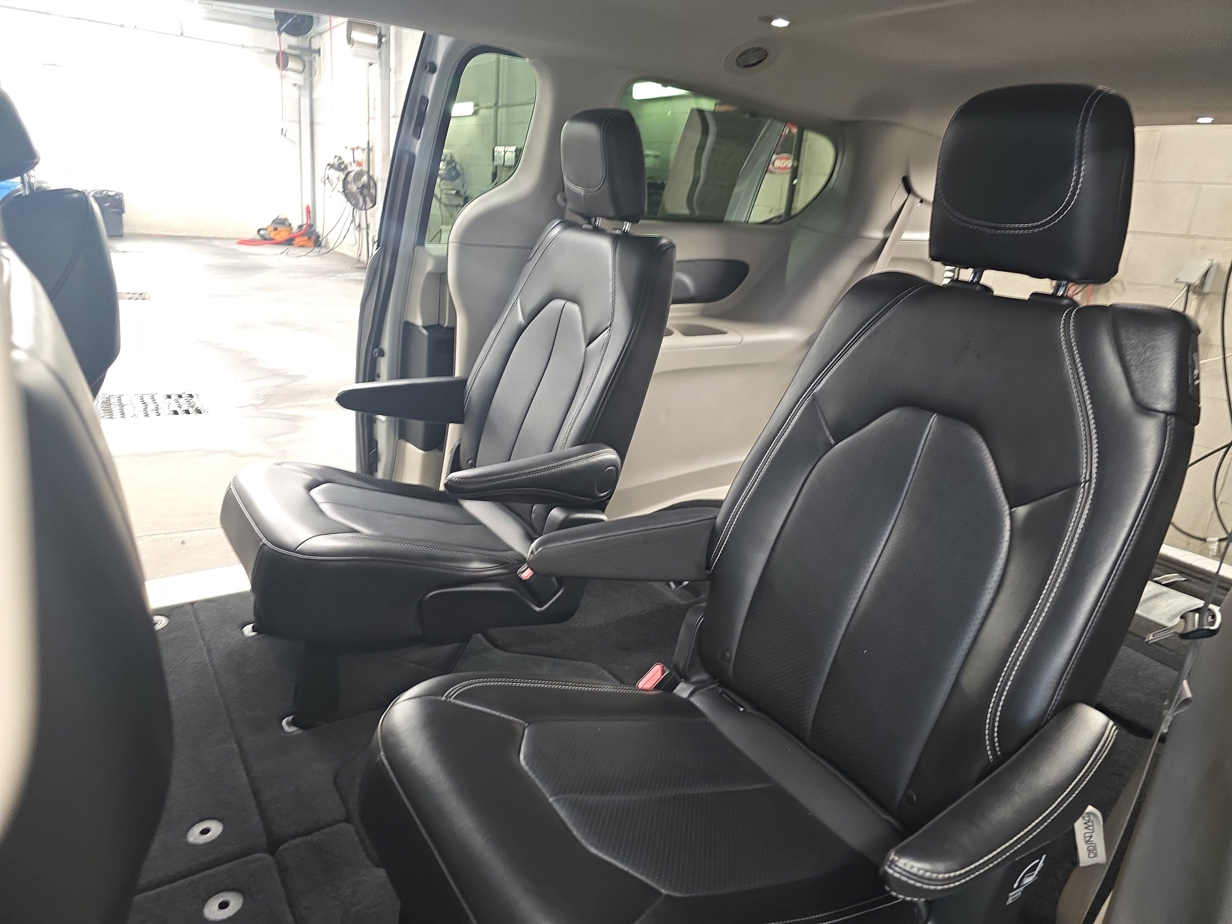 Used 2024 Chrysler Pacifica Touring-L image 13