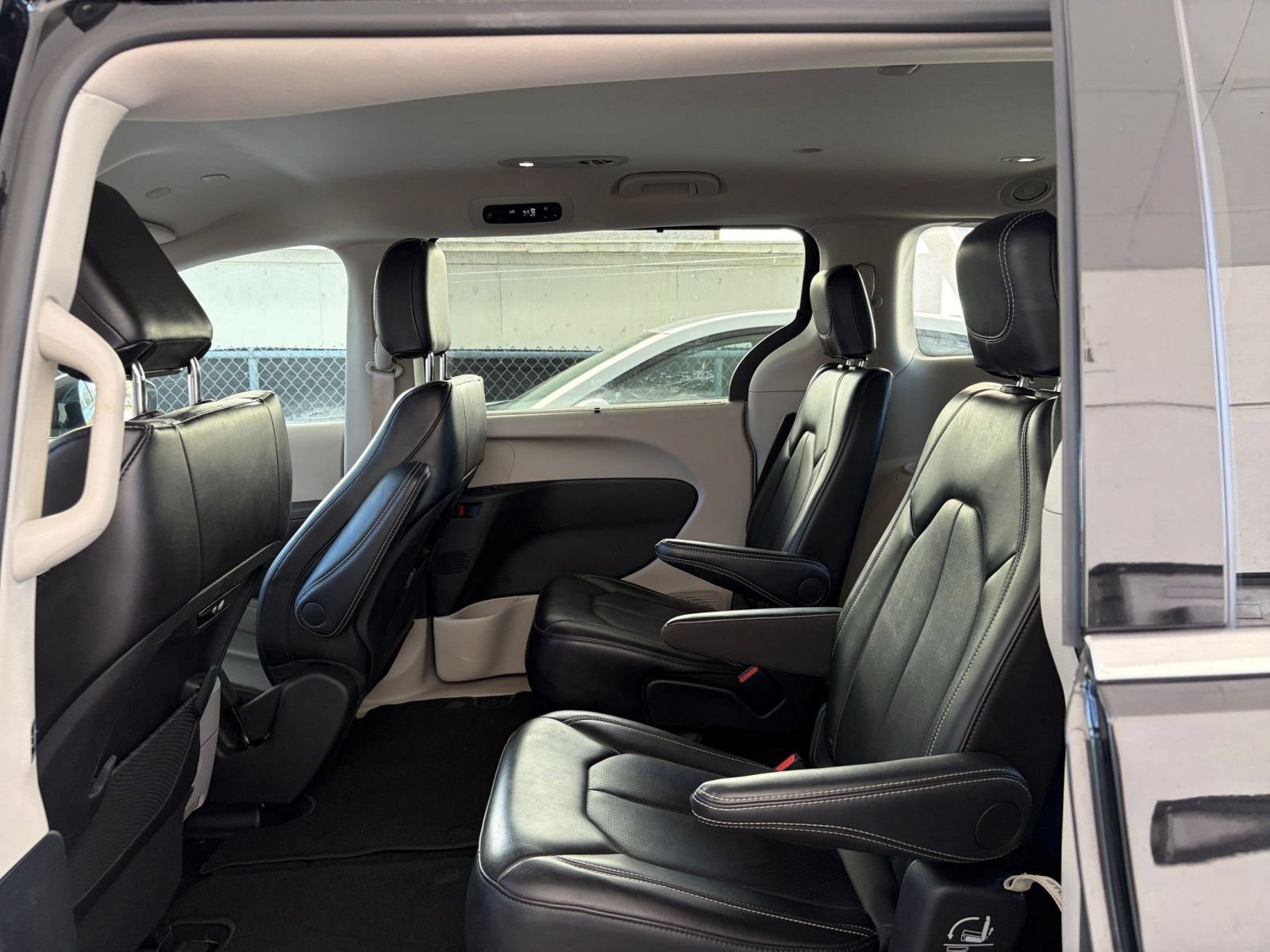 Used 2024 Chrysler Pacifica Touring-L FWD image 26