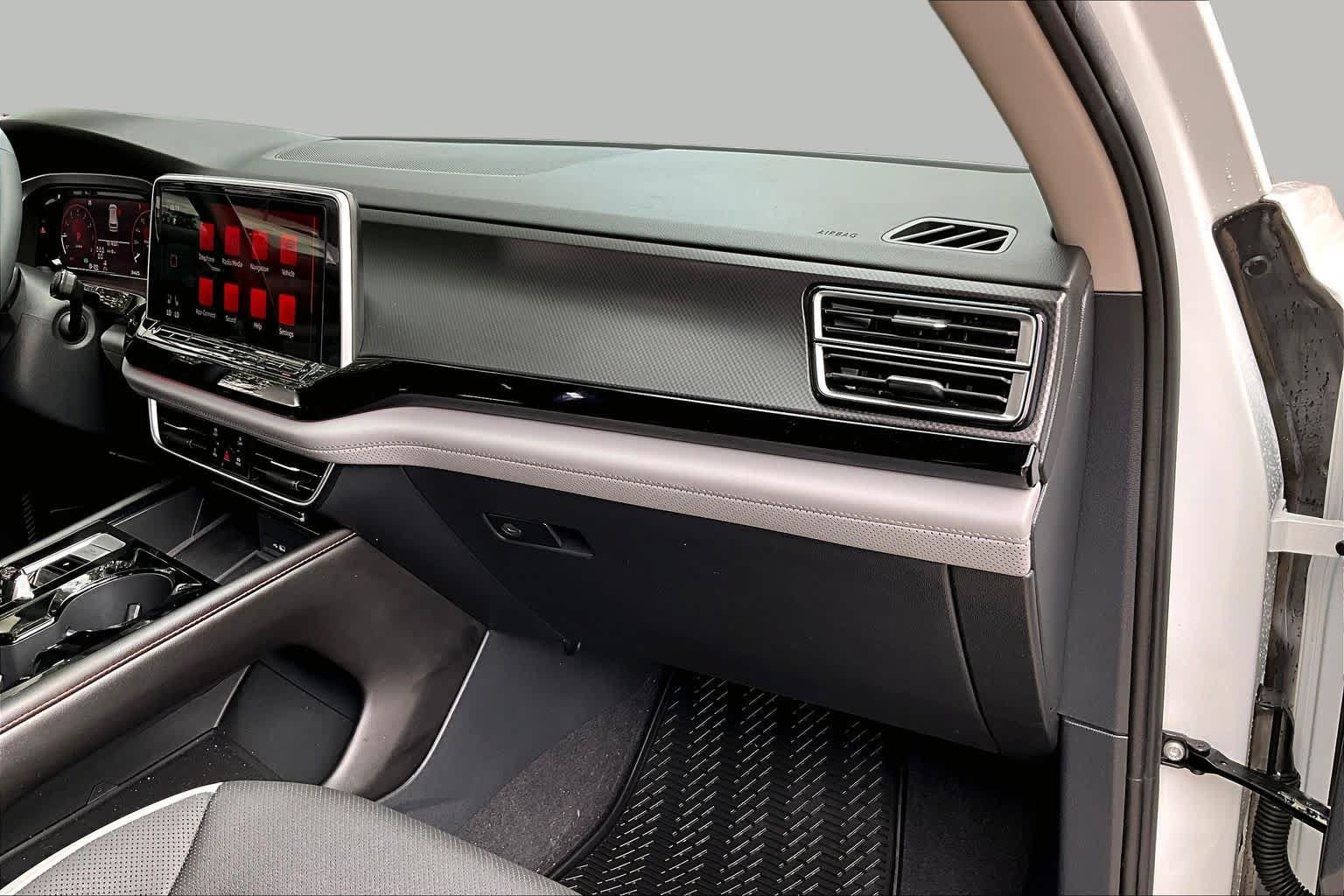Used 2024 Volkswagen Atlas Peak Edition SE AWD/4WD image 19