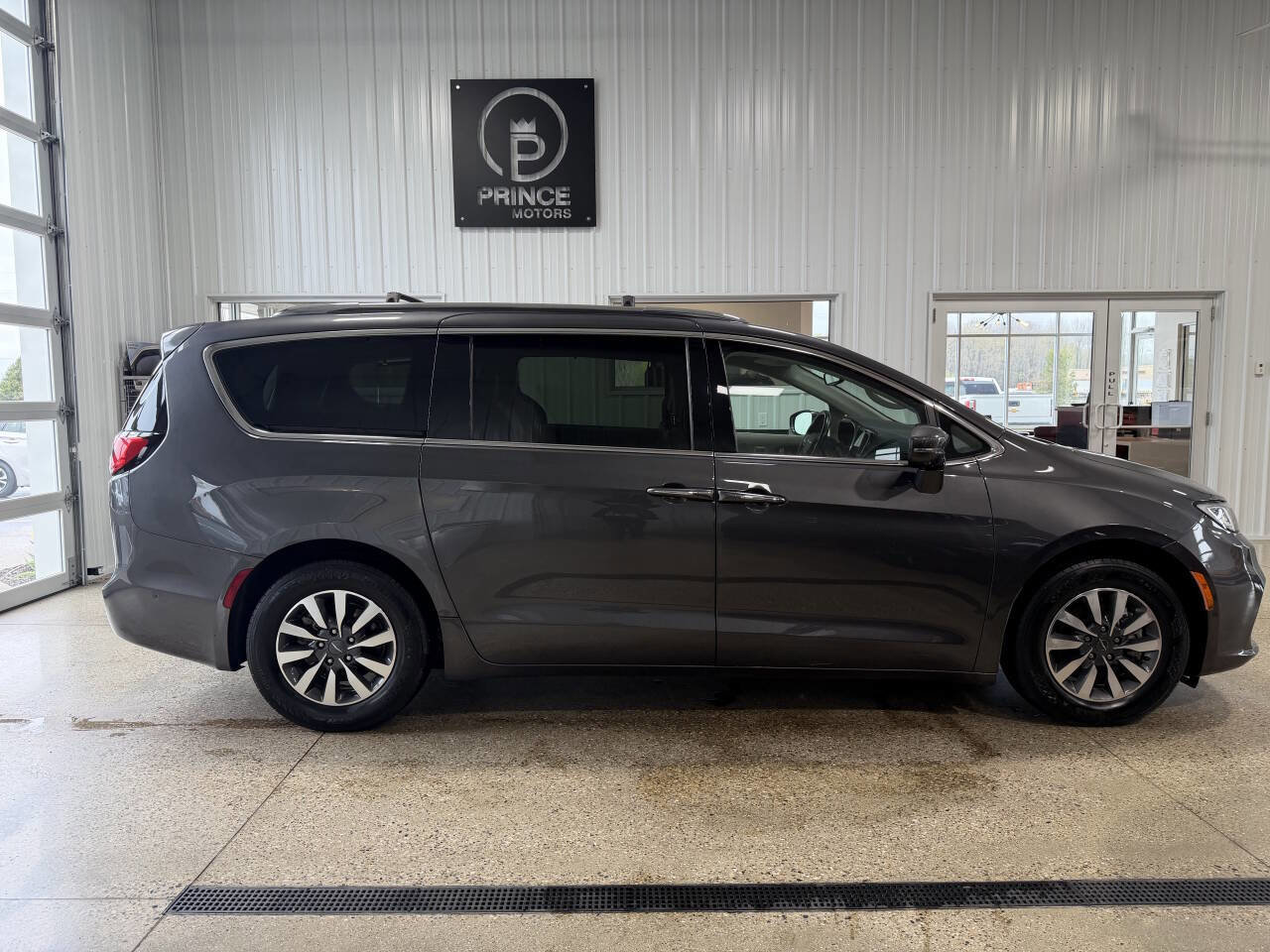 Used 2021 Chrysler Pacifica Touring-L FWD image 5