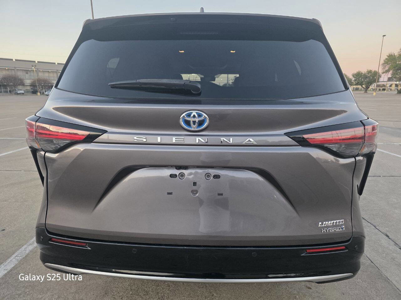 Used 2021 Toyota Sienna Limited FWD image 7