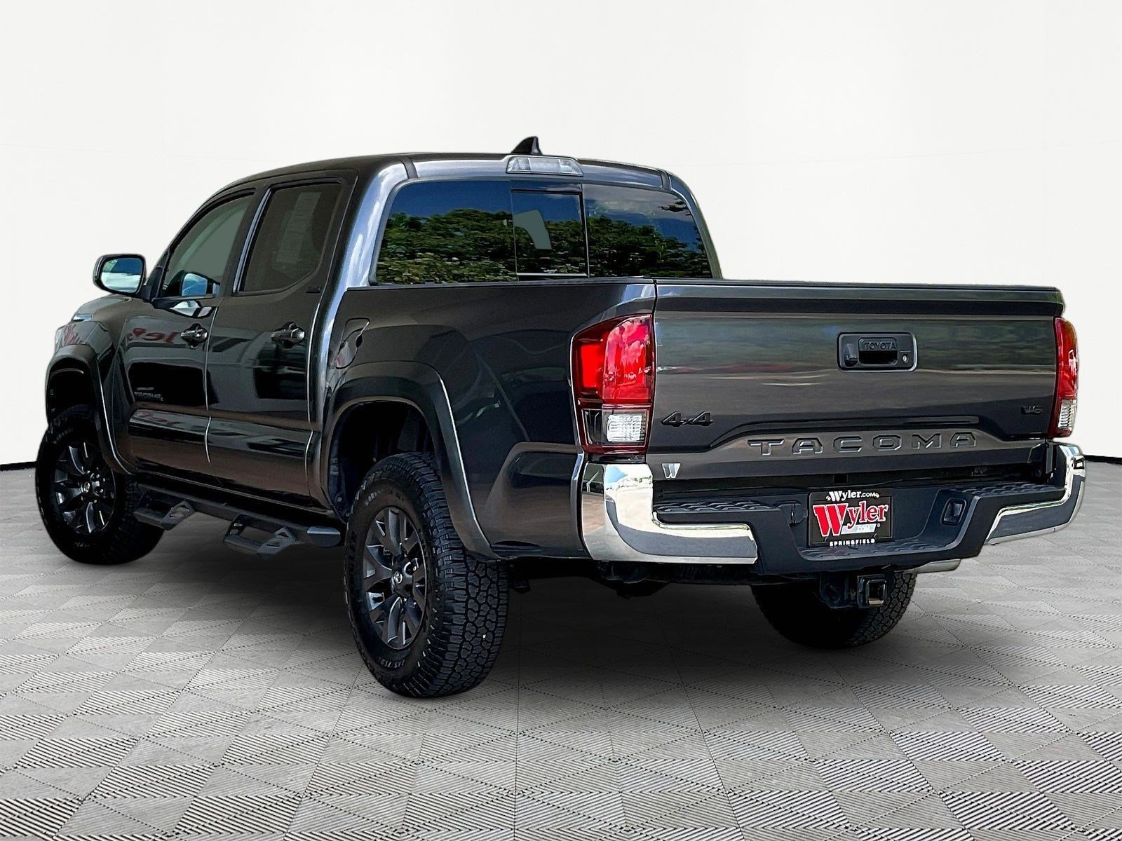 Used 2023 Toyota Tacoma SR5 AWD/4WD image 4