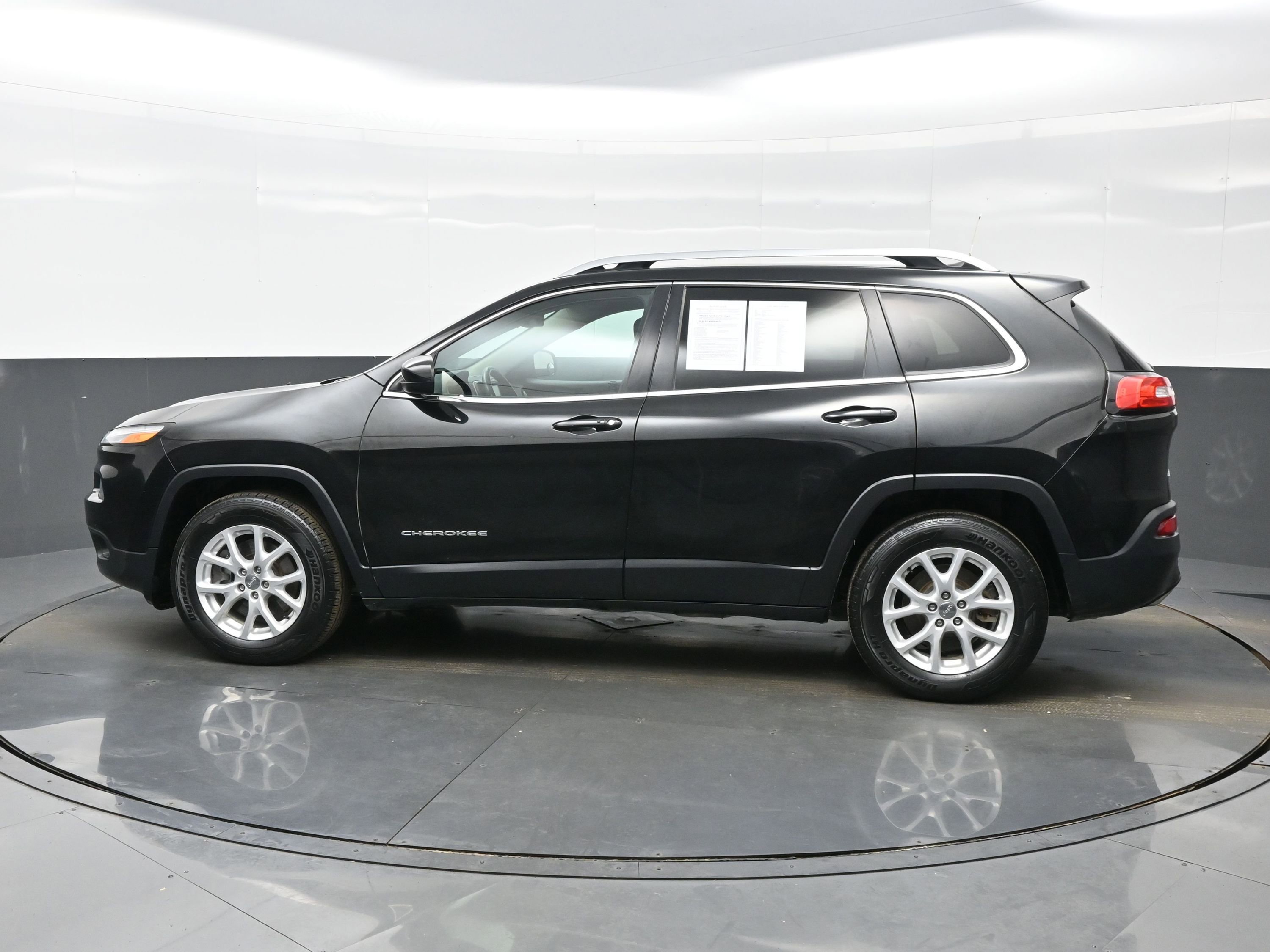 Used 2016 Jeep Cherokee Latitude w/ Comfort/Convenience Group image 3