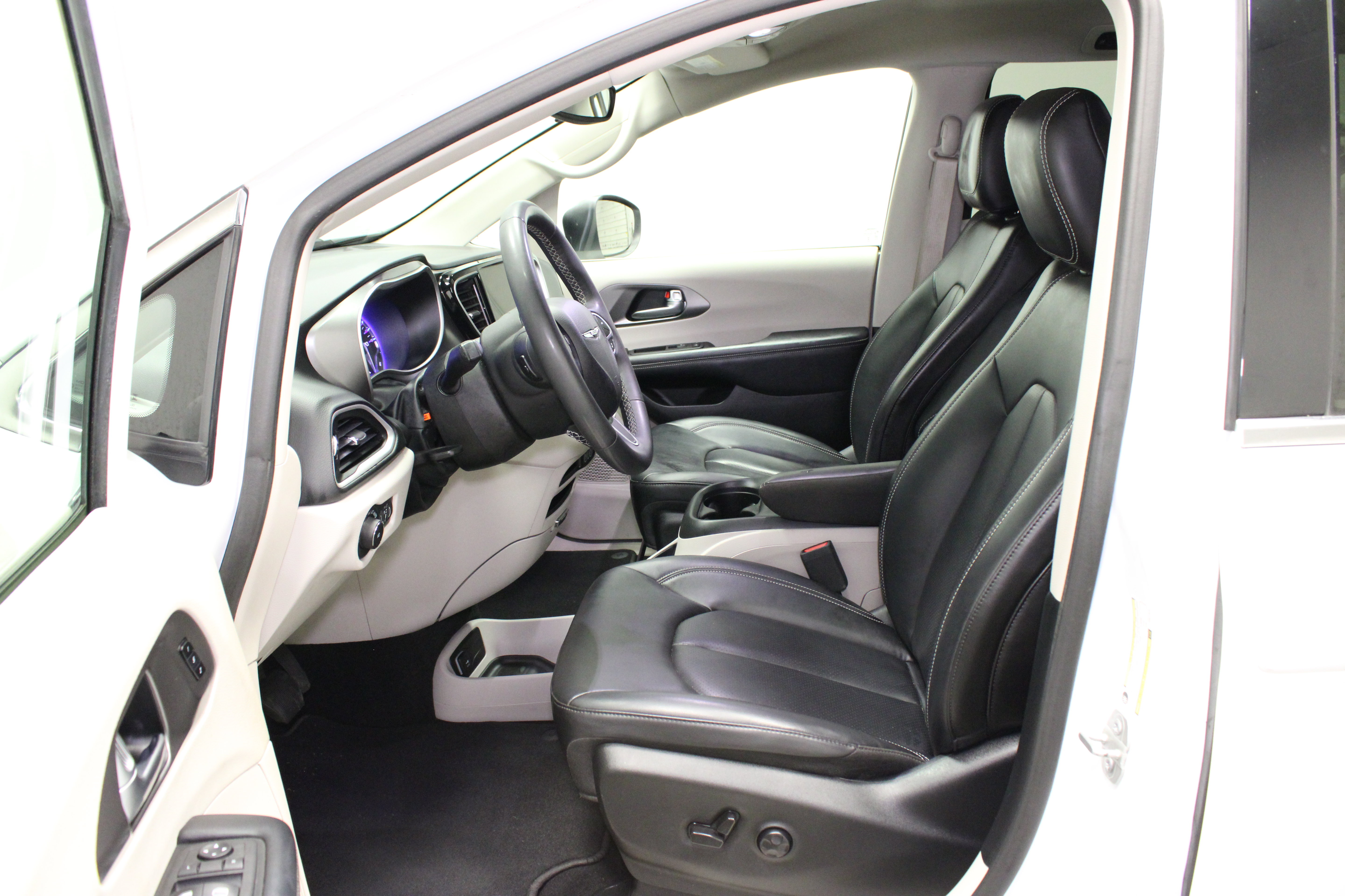 Used 2023 Chrysler Pacifica Touring-L FWD image 18