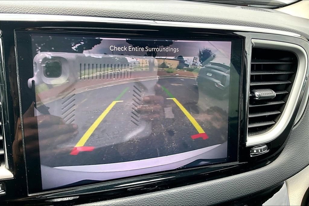 Used 2024 Chrysler Pacifica Touring-L FWD image 14