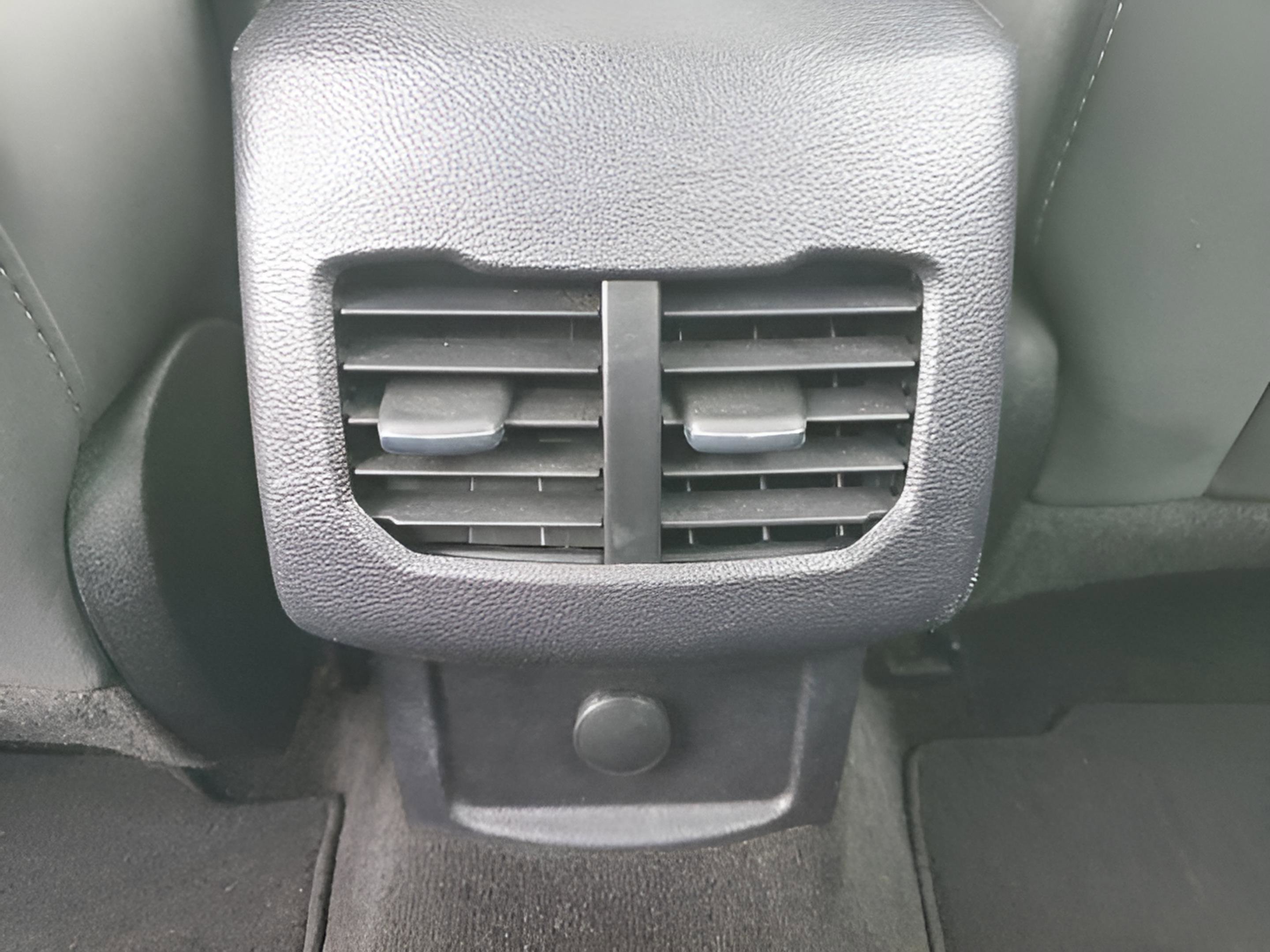 Used 2018 Ford Fusion SE w/ Fusion SE Technology Package FWD image 9