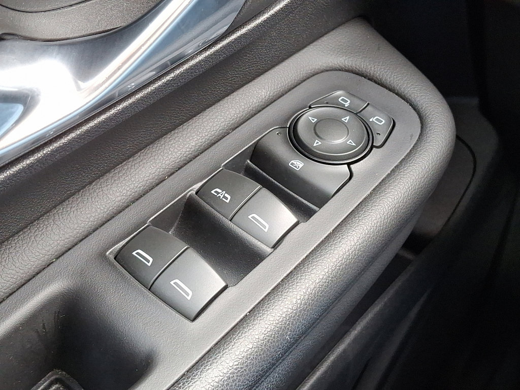 Used 2023 GMC Terrain SLE w/ Driver Convenience Package image 30