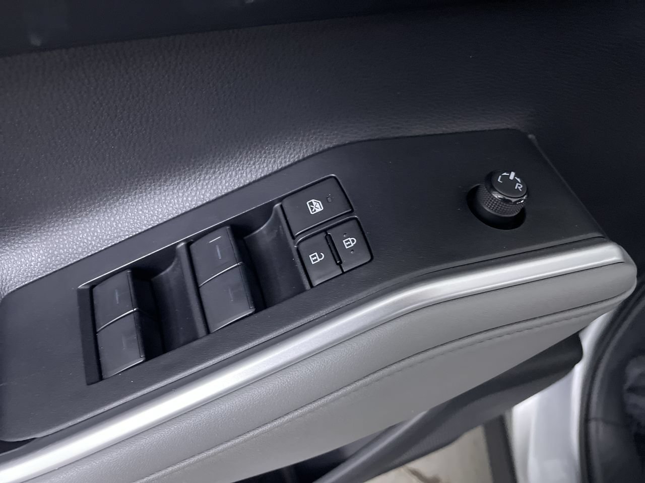 Used 2023 Toyota Highlander L AWD/4WD image 11