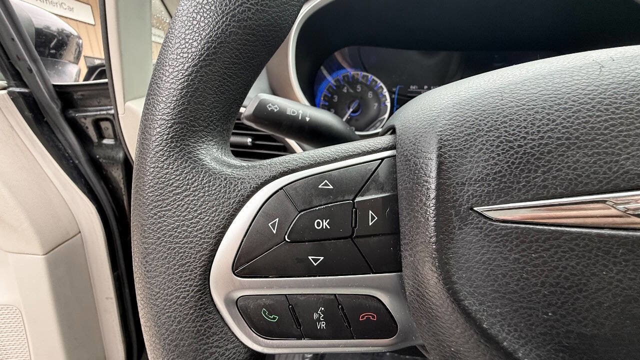 Used 2017 Chrysler Pacifica Touring FWD image 82