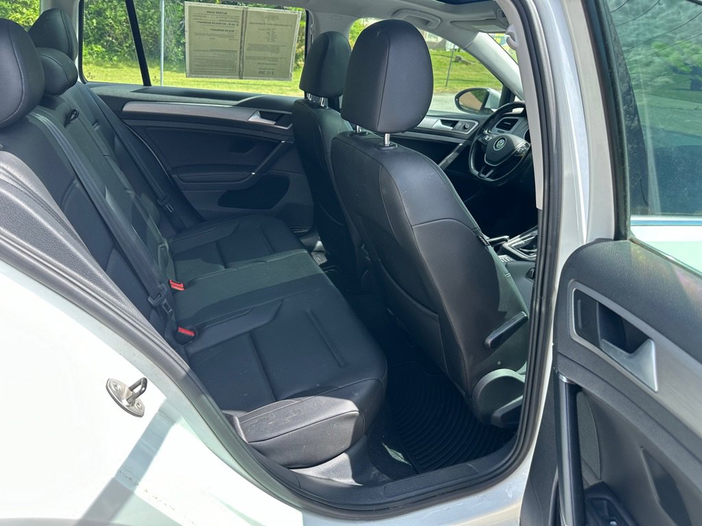 Used 2017 Volkswagen Golf SE image 22
