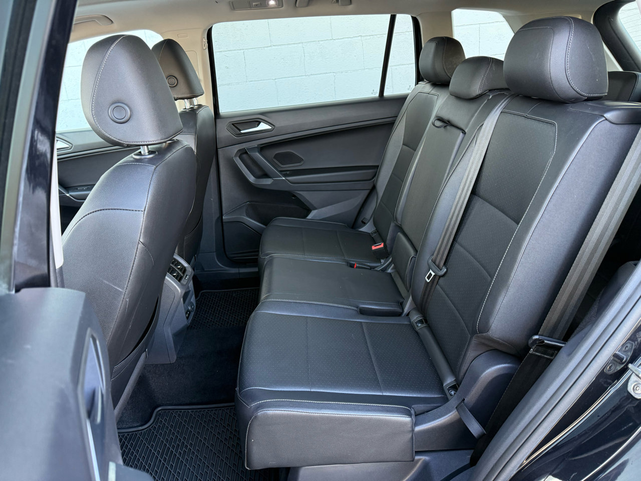 Used 2020 Volkswagen Tiguan SE w/ Panoramic Sunroof Package image 4