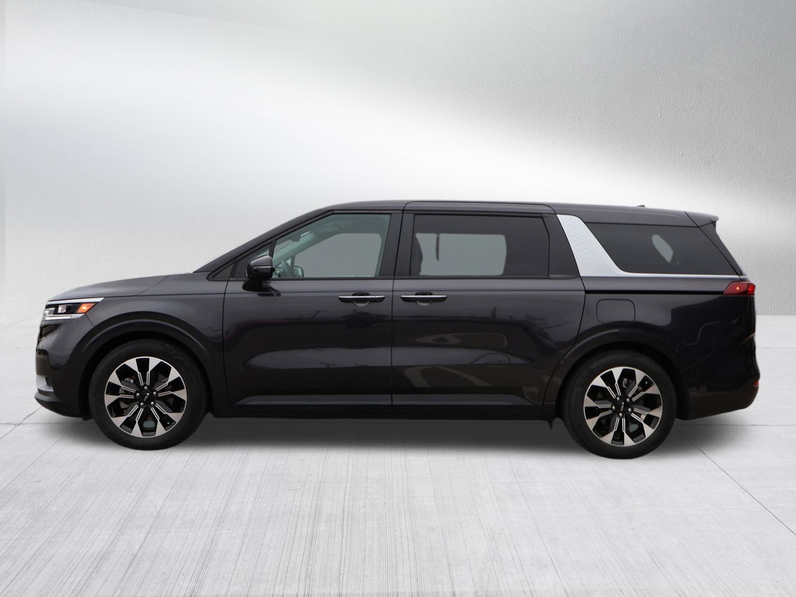 Used 2022 Kia Carnival EX image 4